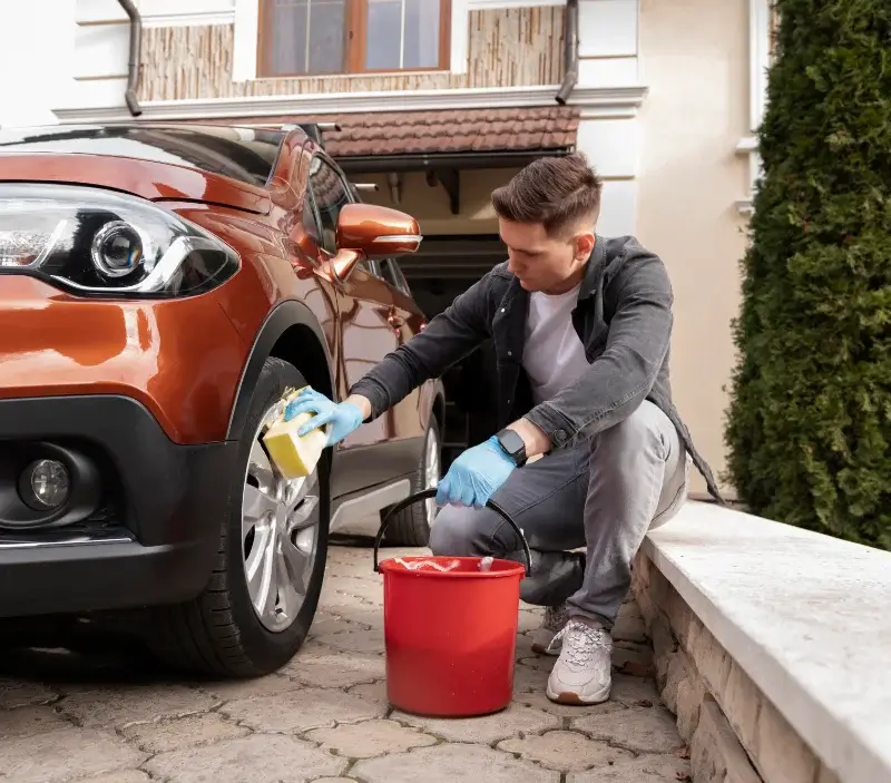 Lavage auto à domicile Bertaucourt-Epourdon : professionnel intervenant sur un véhicule
